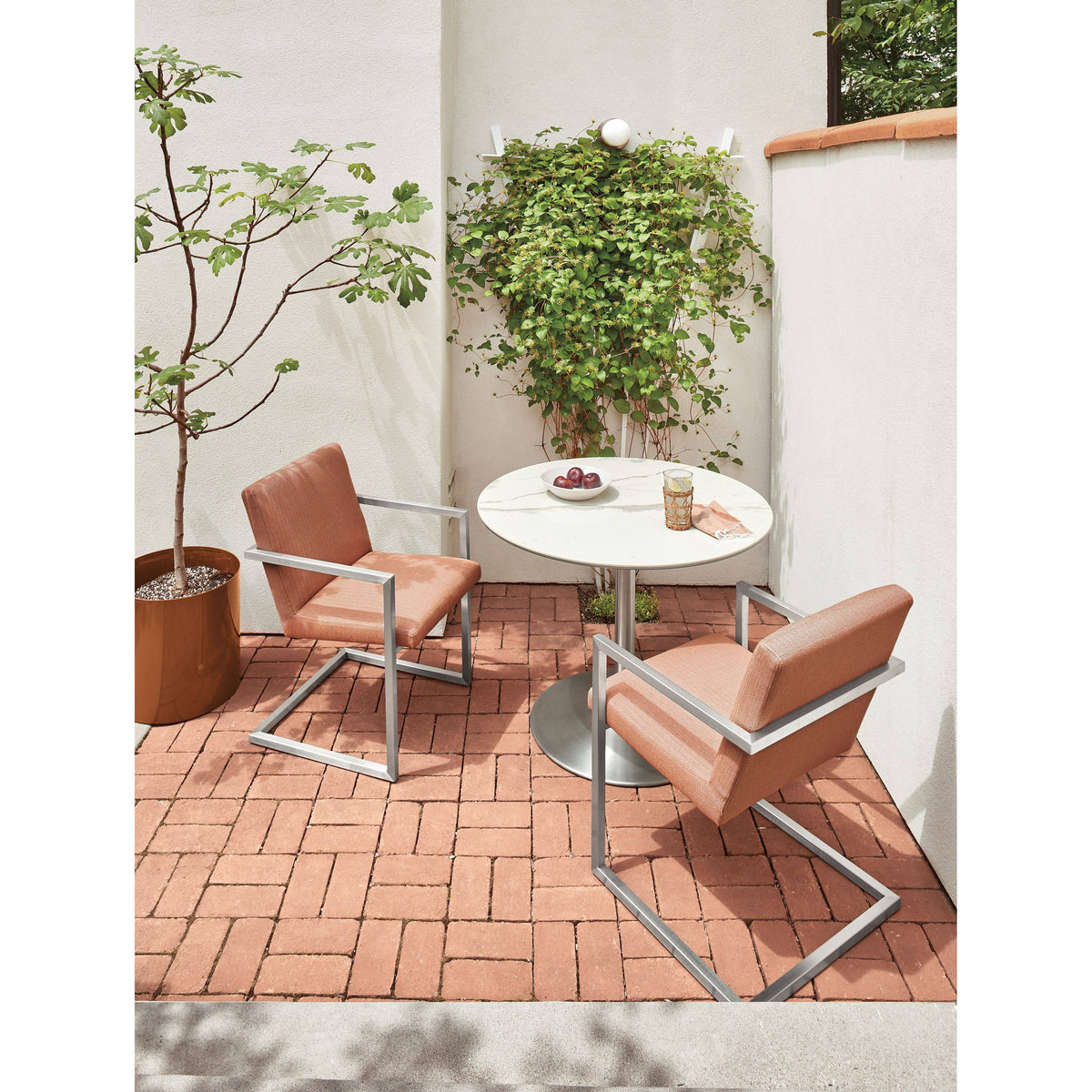 White Round Patio Table K630